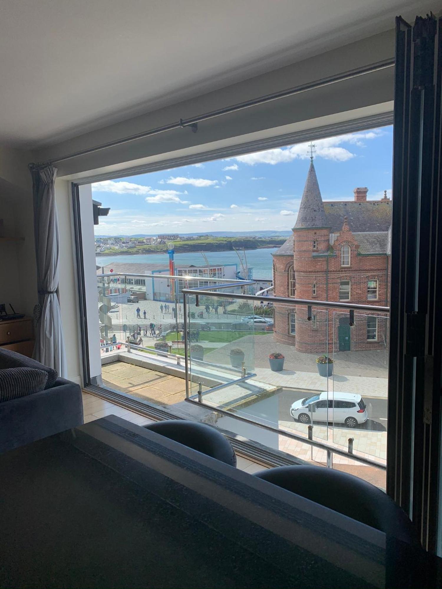 Penthouse Apartment - Town Centre, Sea Views, Secure Parking Portrush Esterno foto